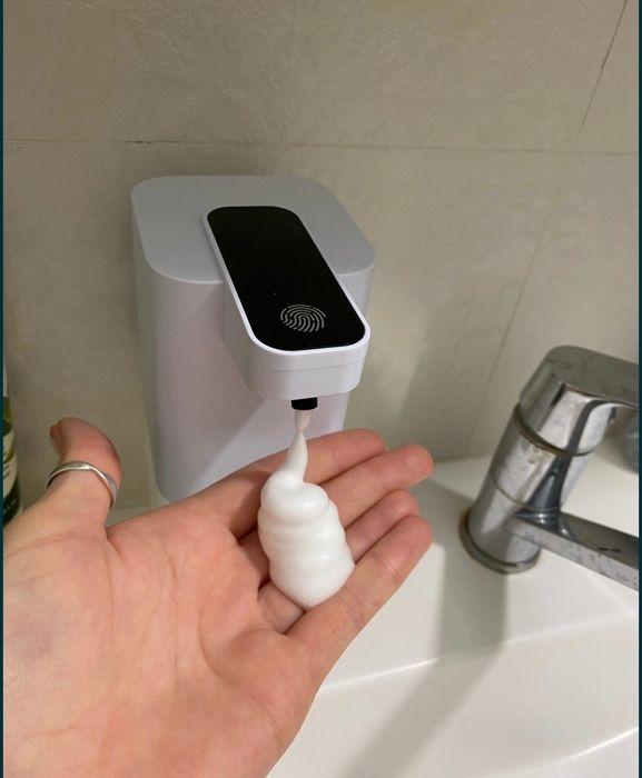 Сенсорный дозатор для жидкого мыла моющего средства