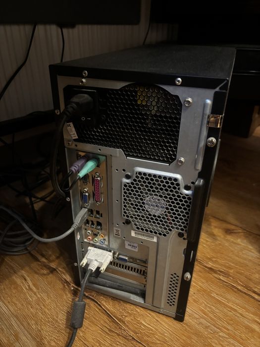 Zestaw komputer monitor klawiatura myszka