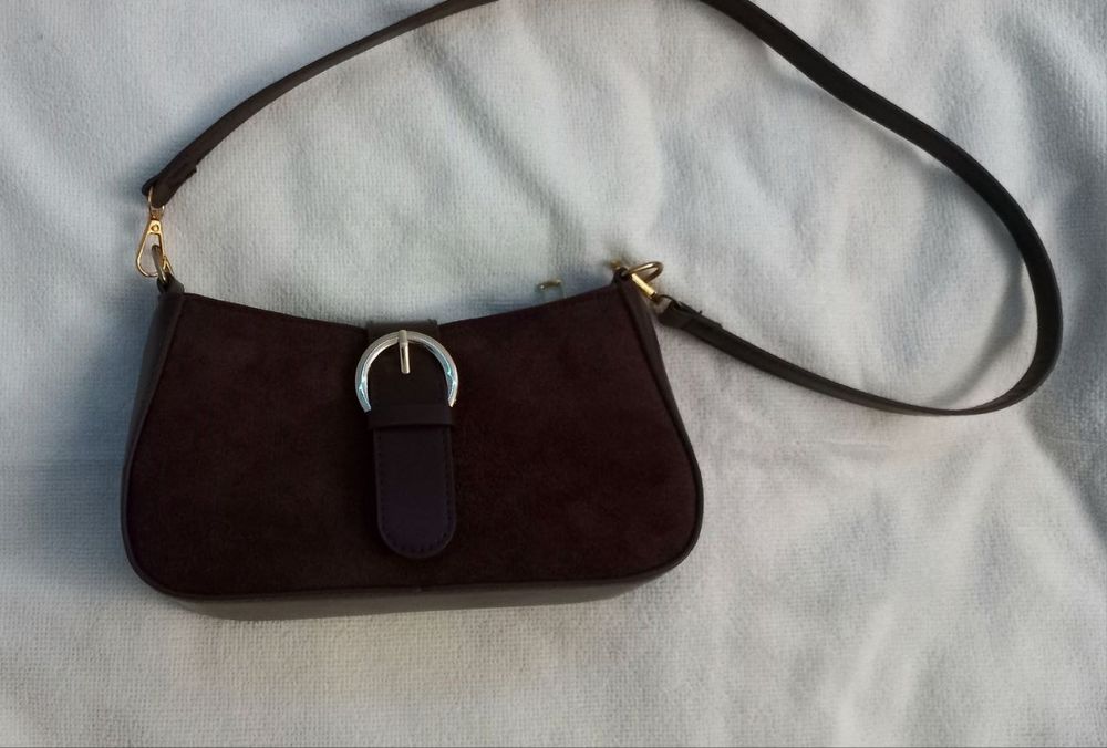 Жіноча легка сумка через плече.Закривається на магніті