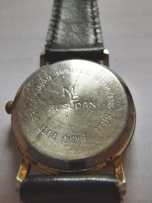 MB Rusudan Zegarek | Czarna Skóra, Złote Akcenty | Elegancja