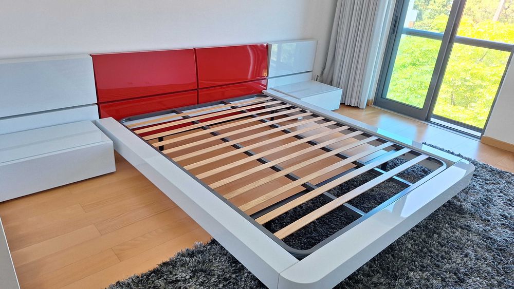 Cama design moderno com cabeceira e mesas de cabeceira
