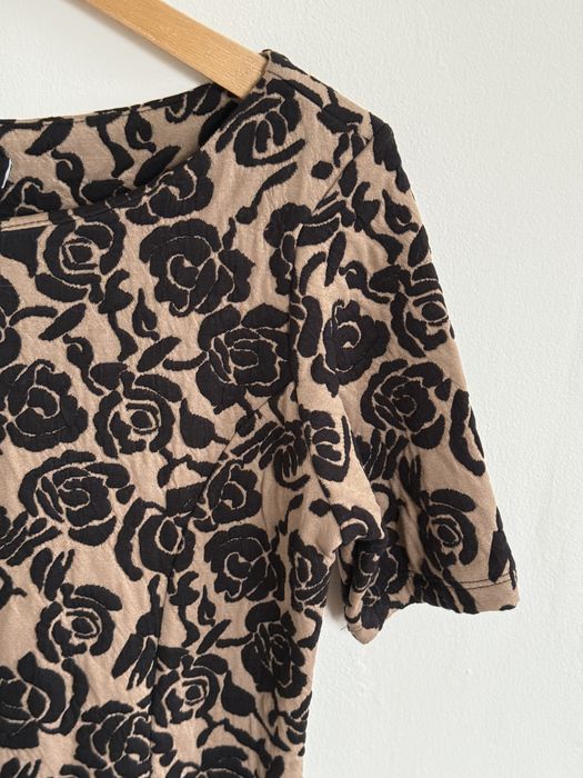 Sukienka Wallis elegancka kwiaty zimowa dopasowana czarna brązowa