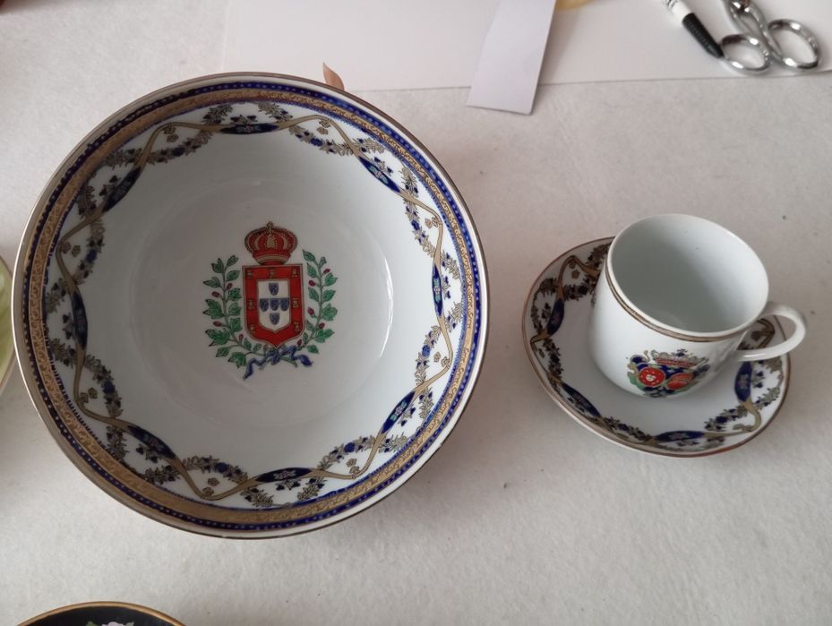 Diversas chávenas porcelana