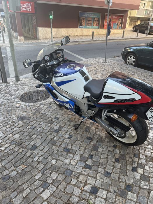 Moto suzuki reviçao feita este mes , com tudo novo 28410 kilomtros