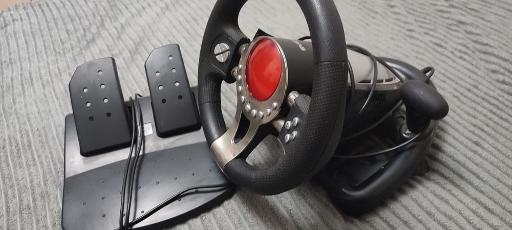 Ігровий руль з педалями.