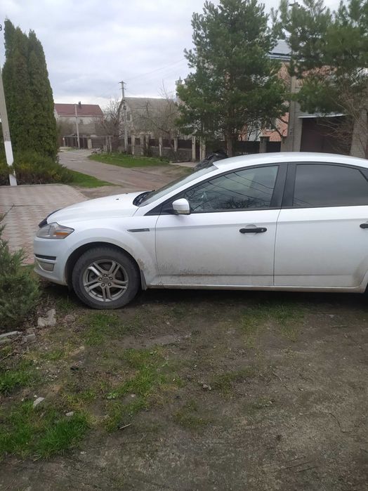 Ford Mondeo 2012.  газ бензин.