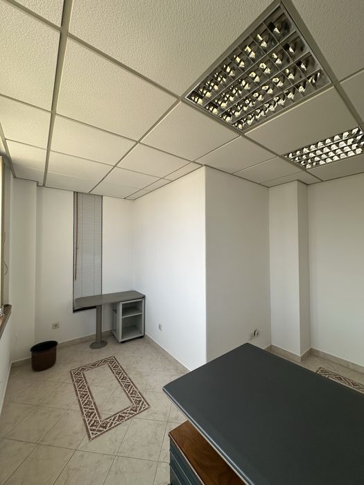 Escritorio dividido em Gabinetes para Arrendamento