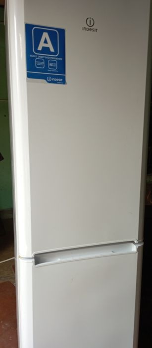 Холодильник indesit 1.8 б/у