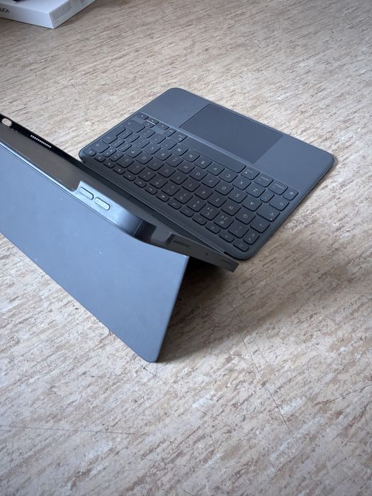 Etui z klawiaturą logitech do ipad air M2, ipad 5gen, 11 cali