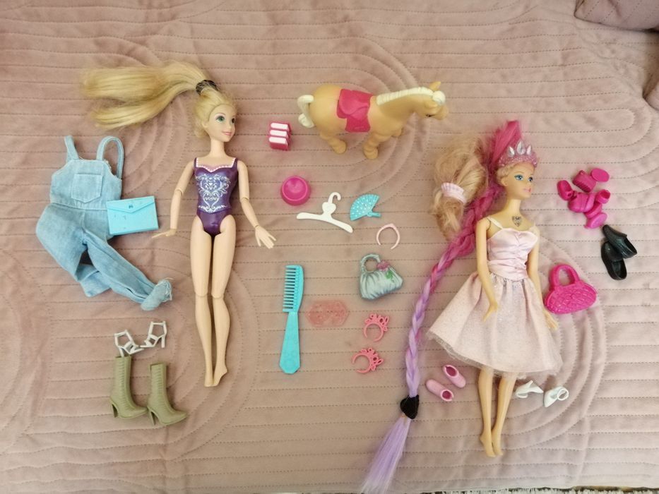 Lalki Barbie z akcesoriami.