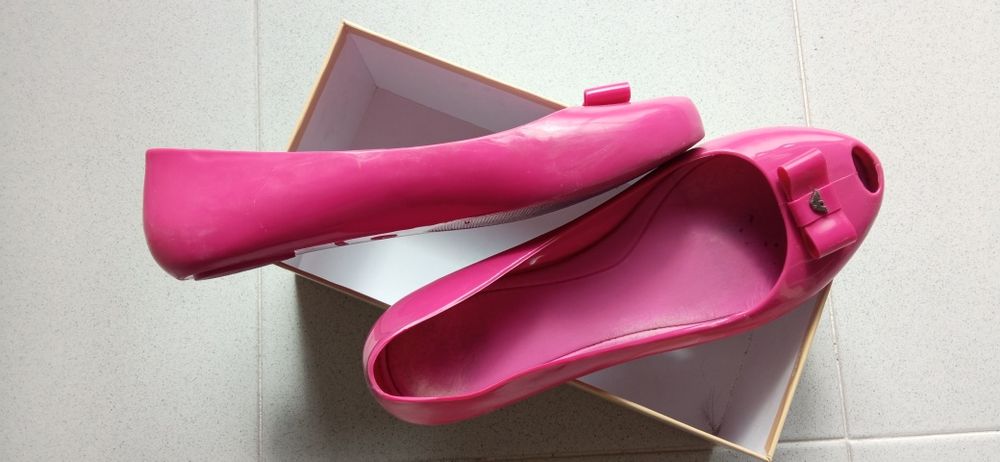 Sabrina 38 com aplicação símbolo Giorgio Armani