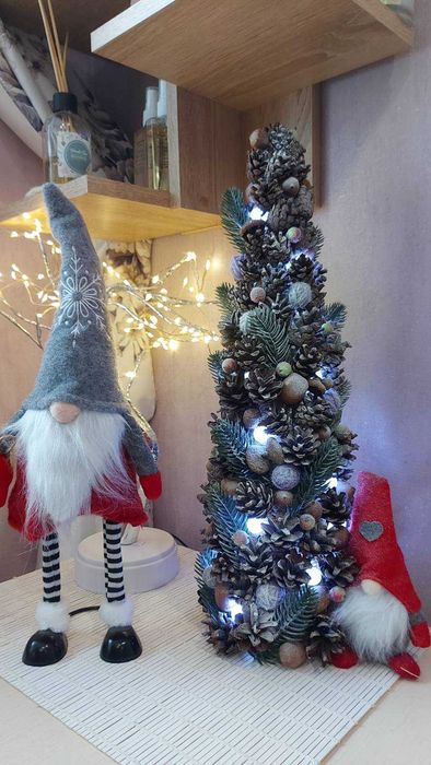 Ялинка з шишок, світильник, декор