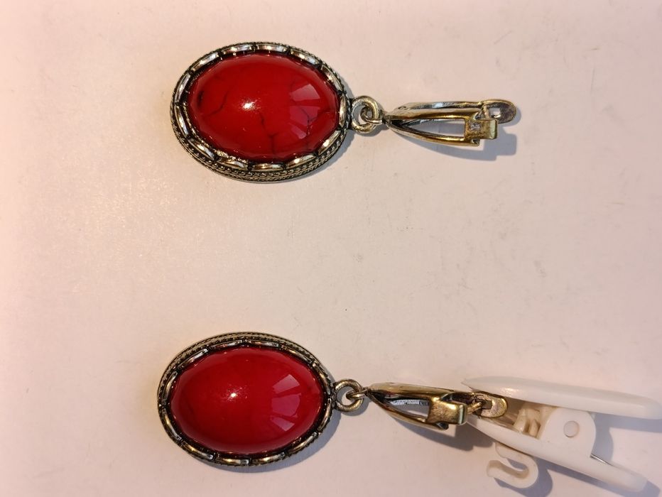 Ожерелье и две пары сережек с кораллом