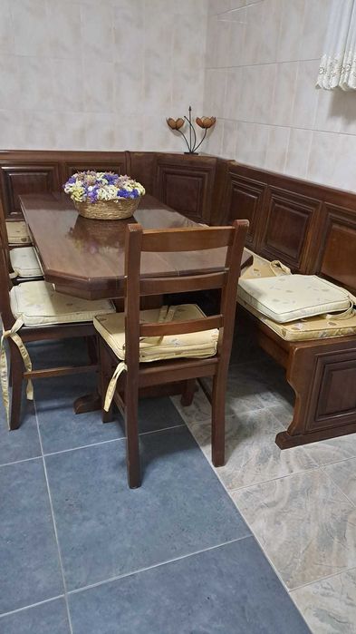 Mesa de cozinha  com banco em forma de canto