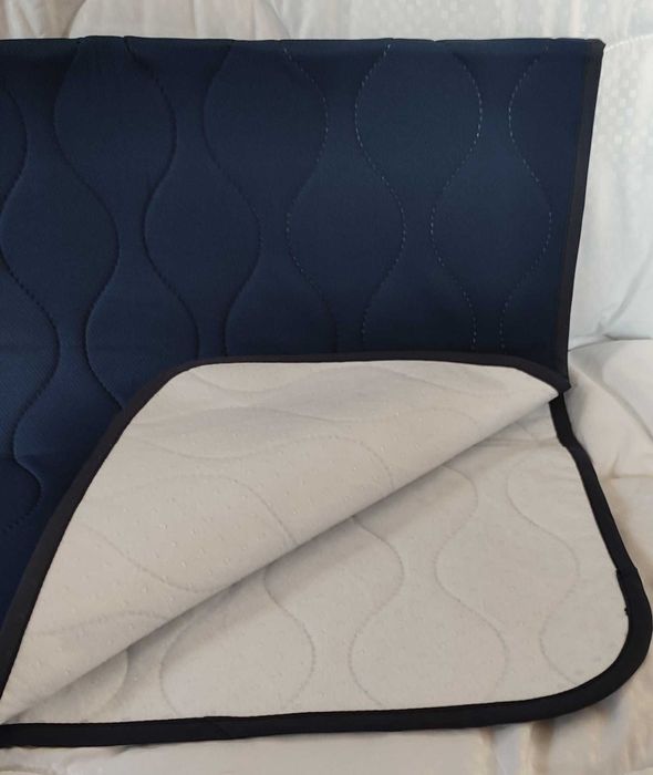 Водонепроницаемая простыня для людей, страдающих недержанием мочи.