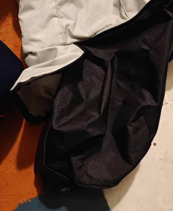 Mochila OnePlus Power of Community cinza prateado