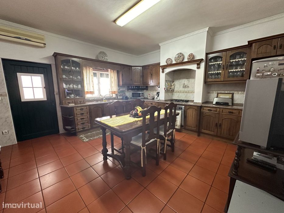 Moradia T4 com Garagem e Quintal em Moura