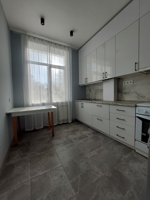 Продам 4к квартиру на Студентському бульварі