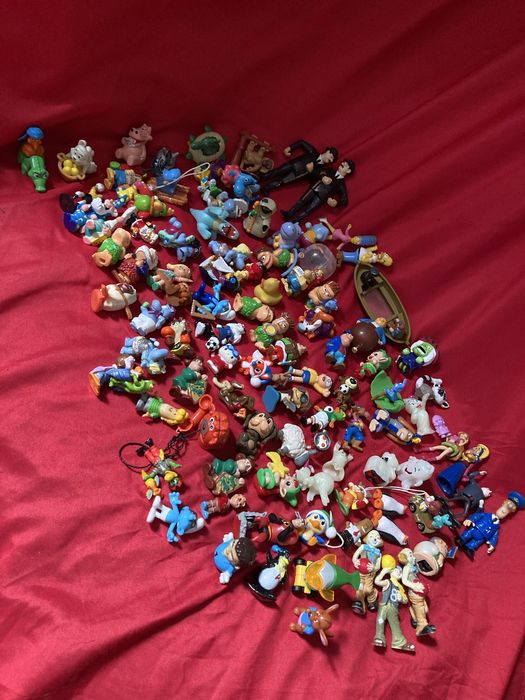 Kinder e outros bonecos lote de 100 figuras