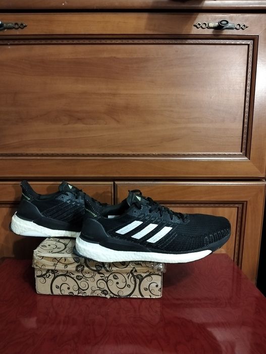 Взуття, кросівки Adidas.