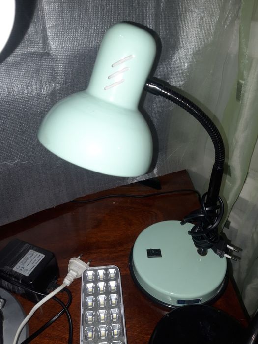 Настільний світильник б/в, для манікюру на струбцині н/ж.