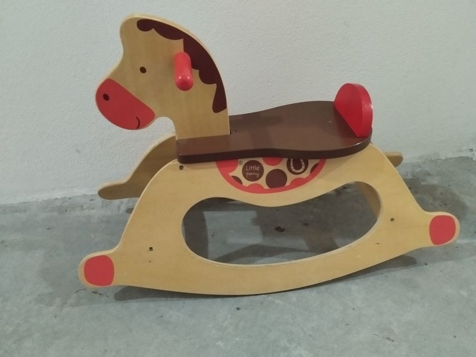 Cavalo de pau para crianças
