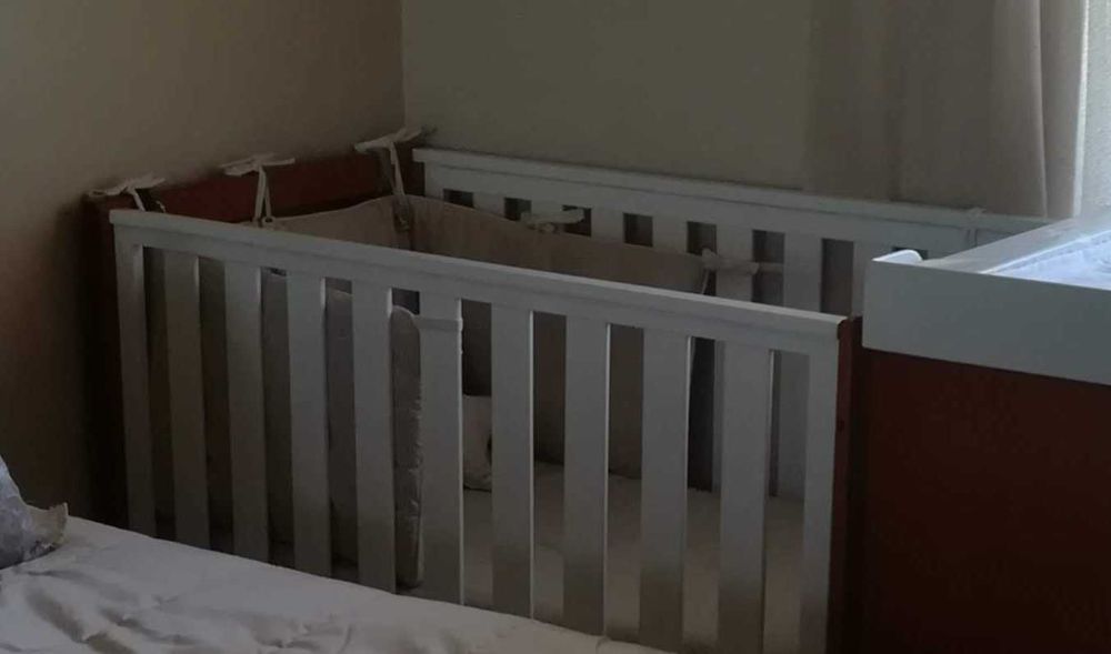 Cama de grades de bebé