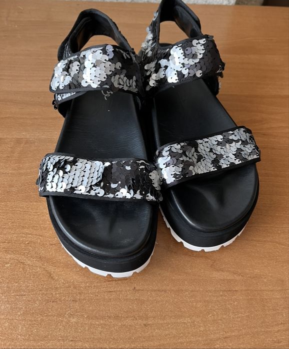 Сандалі чорні шкіряні з паєтками