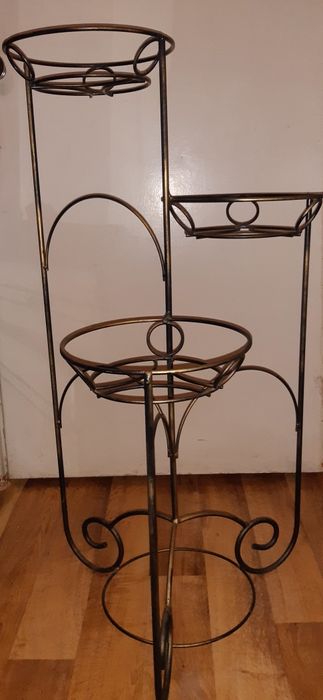 Кованая металическая подставка для комнатных растений и цветов