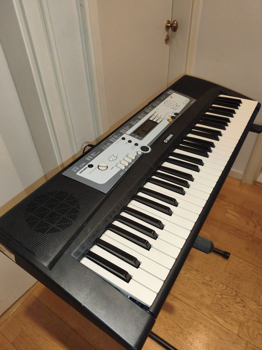 Teclado Yamaha PSR-E213 + Suporte