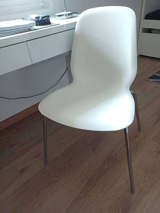 Cadeira branca para secretária