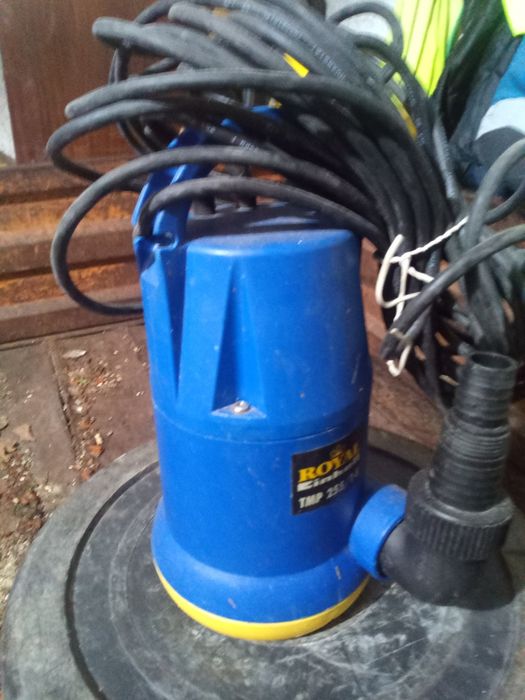 Bomba de água com pouco uso