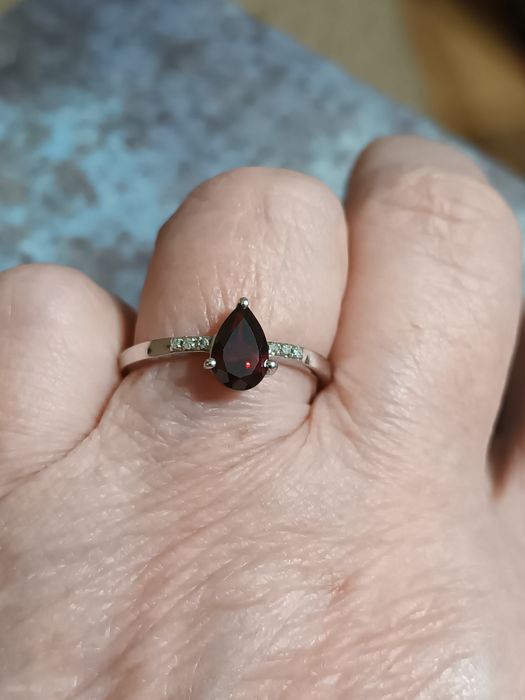 Pierścionek że srebra pr. 925 z GRANATEM I Diamentami
