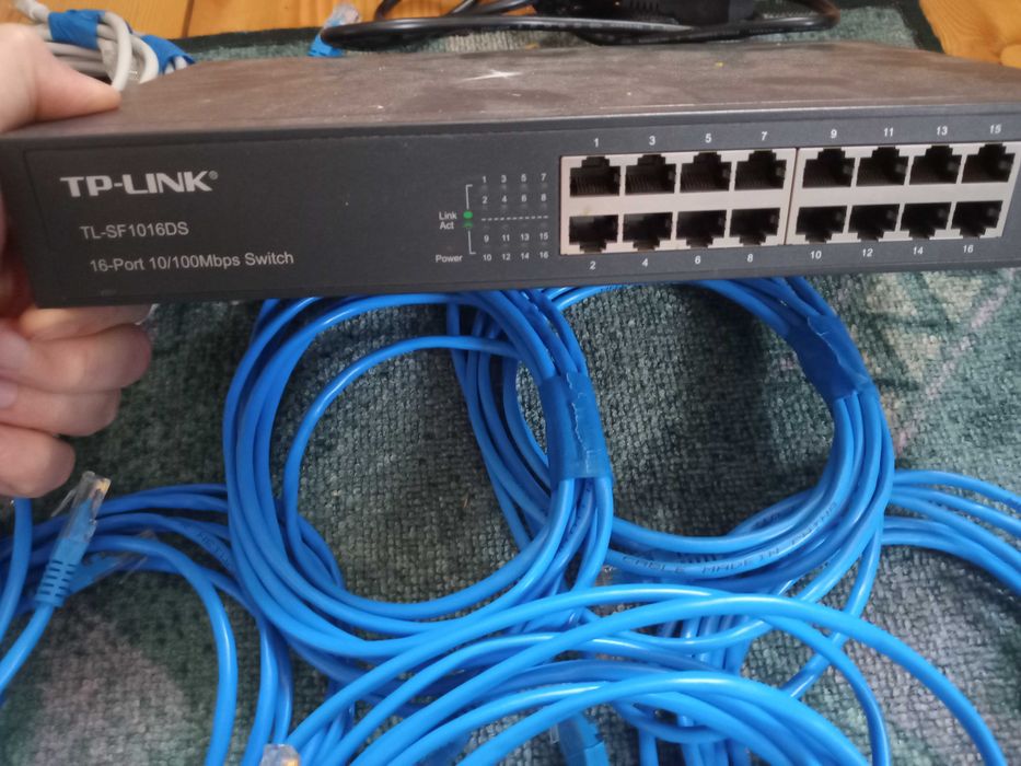 Zestaw kabli ethernet i routery