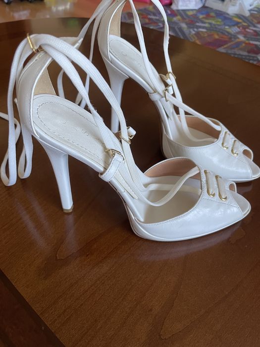 Босоножки белые женские.