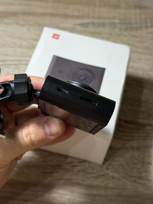 Продам відеореєстратор Xiaomi YI  Dash Cam