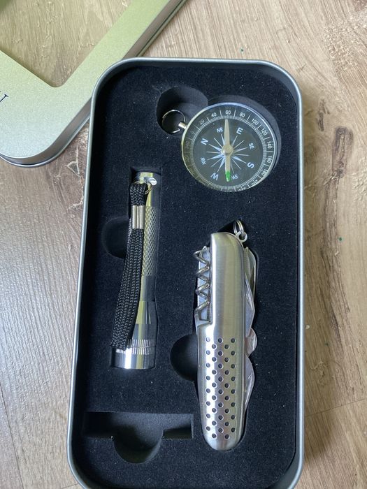 Zestaw scyzoryk kompas latarka