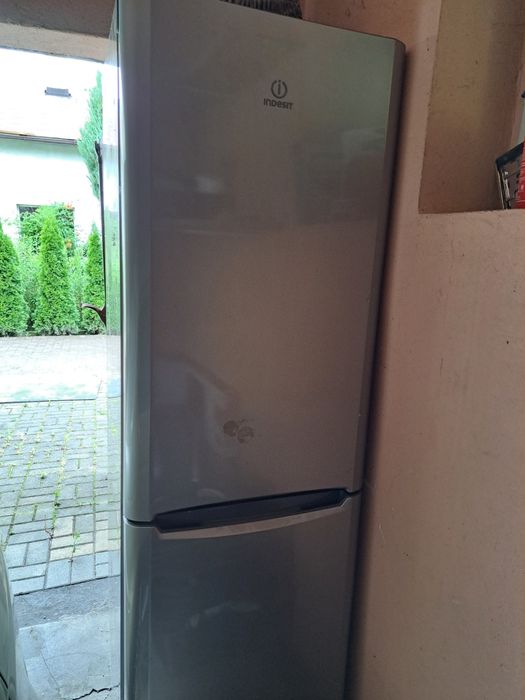 Lodówka Indesit.