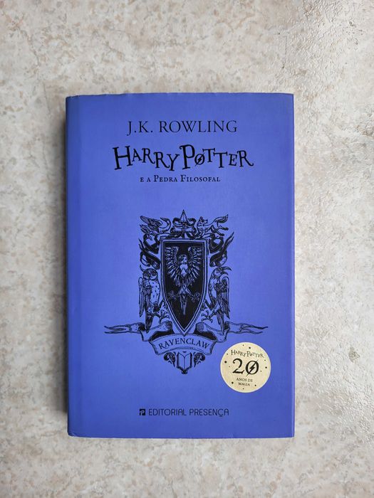 Conjunto Livro Harry Potter e a Pedra Filosofal + Selos de Coleção