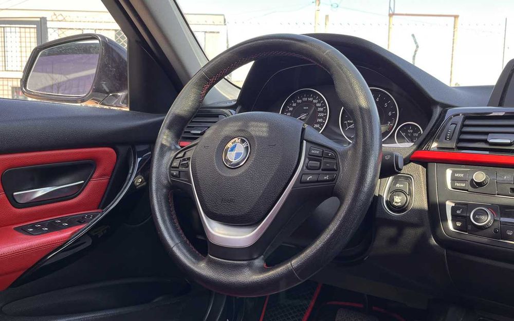 BMW 320І   2013
