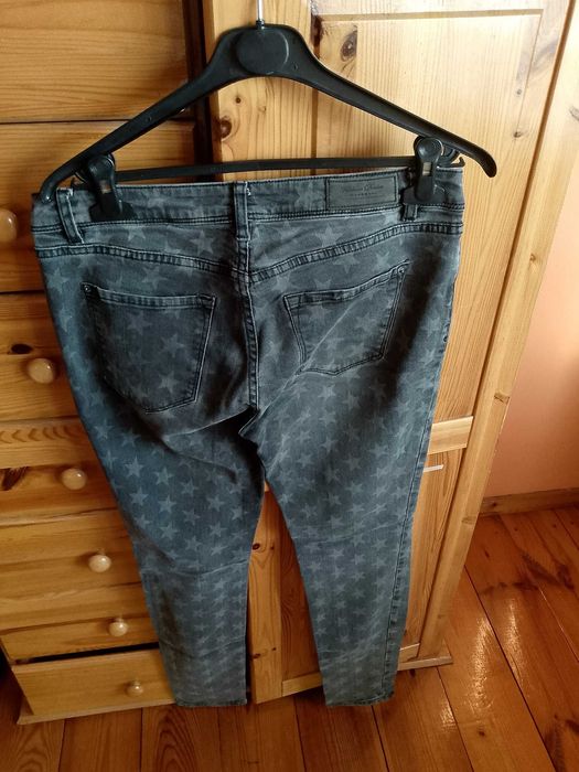 Spodnie jeans w gwiazdy