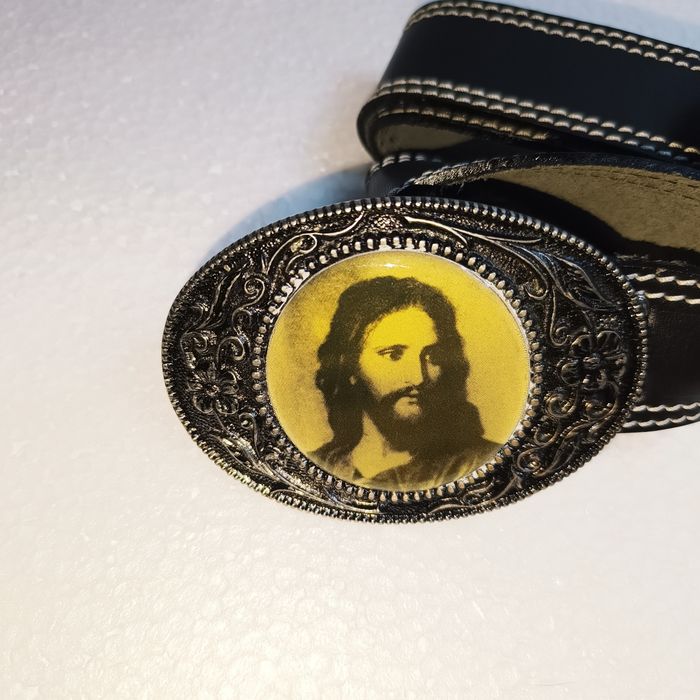 Cinto em Pele de qualidade Vintage Fivela Jesus Cristo Resina em Metal