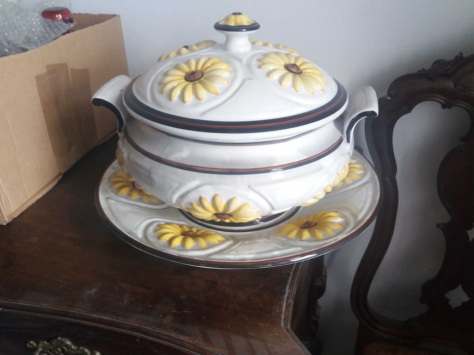 Várias loiças Vista Alegre e outras recheio de Apartamento