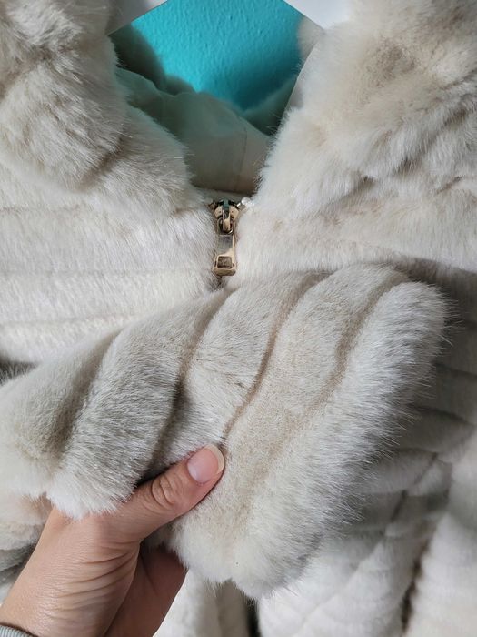Casaco de pelo sintético com carapuço