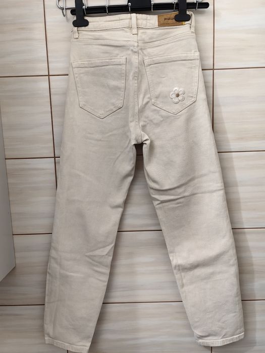 Kremowe mom jeans jeansy Stradivarius 34