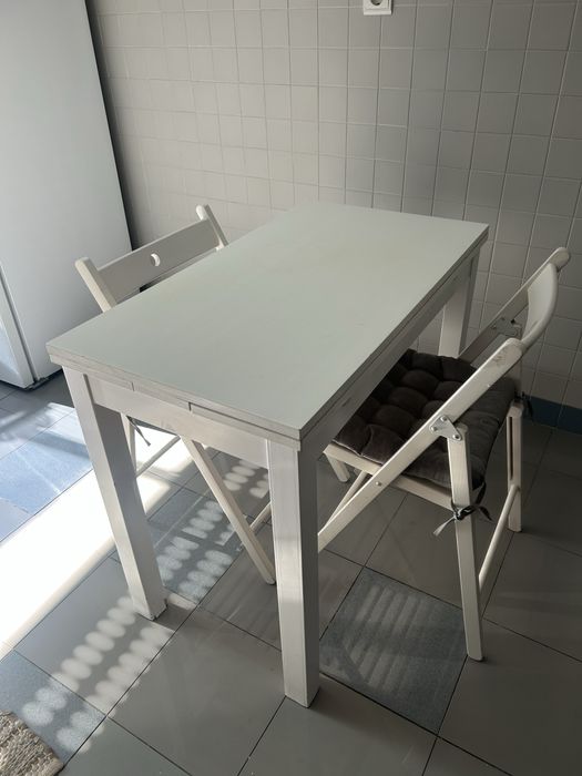 Mesa de cozinha branca extensivel com cadeiras