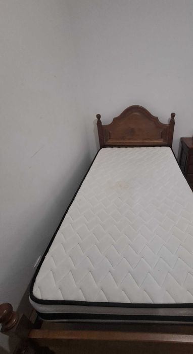 Cama e colchão de solteiro