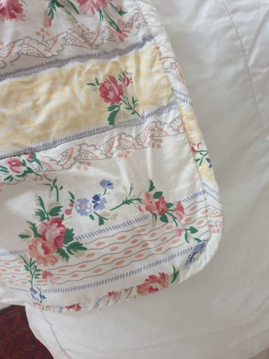 cortinados floridos e colcha