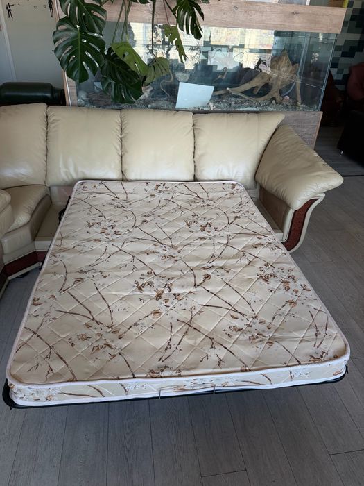 Шкіряний кутовий диван .Кут міняється.Стан ідеальний.