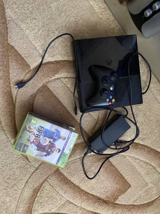 Xbox 360 E 250GB + 2 бездротові геймпади + 6 ігор + HDMI